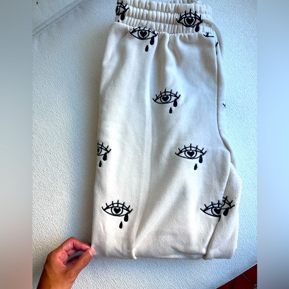 Embroidered Eye of Horus in beige sweatpants - Picture 2 of 3